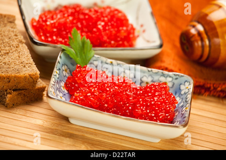 roter Kaviar Schalen zwei Brot-Serviette Stockfoto