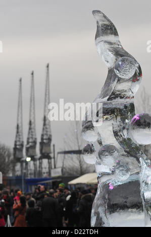 Canary Wharf, London, UK. 12. Januar 2013. Eine der Skulpturen in der Doppelkonkurrenz. Das London Ice Sculpting Festival in Canary Wharf, drei Tage Eis Themenveranstaltungen wie Bildhauerei Wettbewerb mit Konkurrenten aus der ganzen Welt. Stockfoto