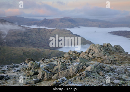 Blick vom Gipfel des Wetherlam in der Abenddämmerung. Mit Blick auf eine Temperaturinversion in Richtung Langdale Stockfoto