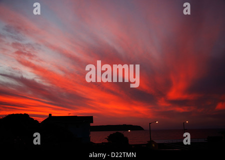 Ein leuchtender Roter Himmel über Mana Island nach Sonnenuntergang, gedreht von Titahi Bay. Stockfoto