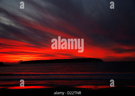 Ein leuchtender Roter Himmel über Mana Island nach Sonnenuntergang, gedreht von Titahi Bay. Stockfoto