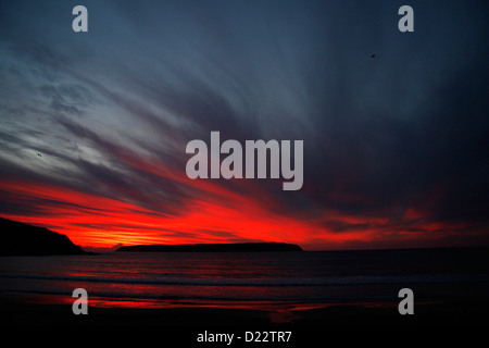 Ein leuchtender Roter Himmel über Mana Island nach Sonnenuntergang, gedreht von Titahi Bay. Stockfoto