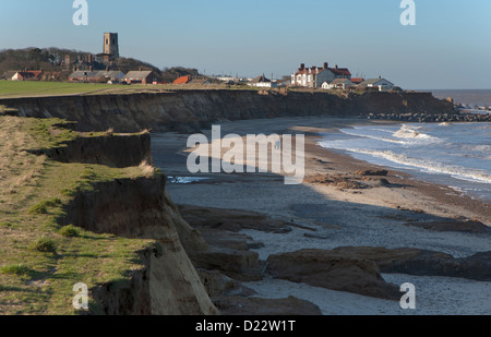 Häuser am Rande des Coastal erosian bei Happisburgh Norfolk UK Stockfoto