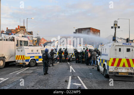 12. Januar 2013, Belfast, Nordirland.  PSNI verwenden Wasser Kanone, um die feindliche Menge zu zerstreuen.   Bildnachweis: Stephen Barnes / Alamy Live News Stockfoto