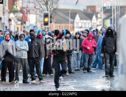 12. Januar 2013, Belfast, Nordirland.  Jugendliche werfen PSNI Steinen und große Mauerwerk.     Bildnachweis: Stephen Barnes / Alamy Live News Stockfoto