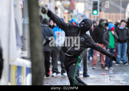 12. Januar 2013, Belfast, Nordirland.  Jugendliche werfen PSNI Steinen und große Mauerwerk.   Bildnachweis: Stephen Barnes / Alamy Live News Stockfoto
