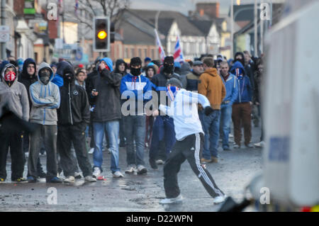 12. Januar 2013, Belfast, Nordirland.  Jugendliche werfen PSNI Steinen und große Mauerwerk.   Bildnachweis: Stephen Barnes / Alamy Live News Stockfoto