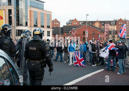 Belfast, UK. 01.12.13. Die erste Konfrontation findet auf Albert Bridge zwischen Demonstranten und Polizei...  © Pete Maclaine / Alamy Live News Stockfoto