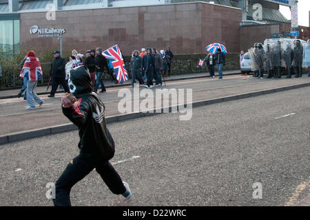 Belfast, UK. 01.12.13.  Ein Loyalist Jugend wirft ein Stein bei Bereitschaftspolizei als Ausschreitungen in Belfast bricht...  © Pete Maclaine / Alamy Live News Stockfoto