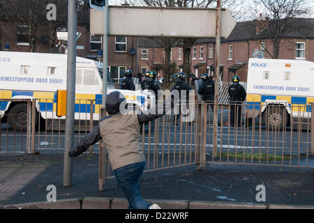 Belfast, UK. 01.12.13.  Loyalist Jugendlicher wirft einen Stein über Bereitschaftspolizei in den katholischen Short Strand...  © Pete Maclaine / Alamy Live News Stockfoto