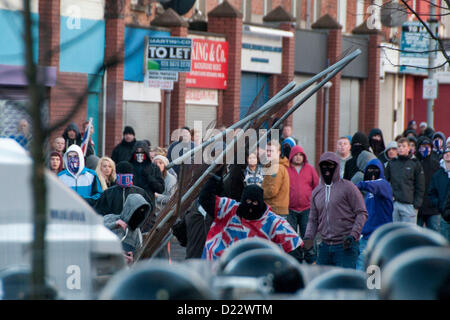 Belfast, UK. 01.12.13.  Loyalist Jugendliche Gebrauch bricht Metall Barriere gegen Polizei als Ausschreitungen in Belfast Borough von Castlereagh...  © Pete Maclaine / Alamy Live News Stockfoto
