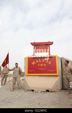 US-Marines und Segler mit Marine Aviation Logistics Squadron (MALS) 16, Marine Aircraft Gruppe 16, 3rd Marine Aircraft Wing (vorwärts), enthüllen ein Zeichen während einer Widmung im Camp Bastion, Provinz Helmand, Afghanistan, 10. Januar 2103. MALS-16 gewidmet th Stockfoto