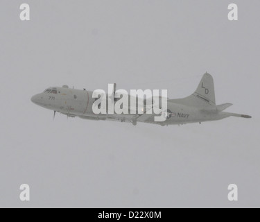 MISAWA AIR BASE, Japan (10. Januar 2013) A P - 3 C Orion vom Patrol Squadron (VP) 10 startet von der Start-und Landebahn während einer geplanten Mission an Bord Misawa Air Base. VP-10 begann vor kurzem einen sechsmonatigen Einsatz zur Naval Air Facility Misawa zur Unterstützung der U.S. 7. Stockfoto