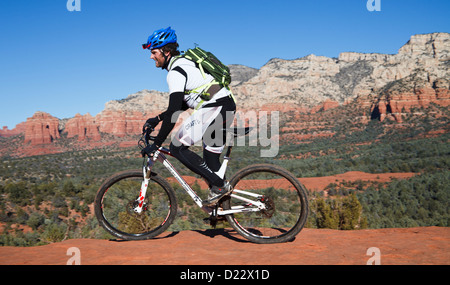 Mountain Biker Pedalen in Sedona, mit u-Boot-Rock im Hintergrund Stockfoto