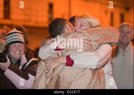 Nach einer erfolgreichen Mission zur Unterstützung des US-Zentralkommandos und der Colorado Air National Guard kehrt das Personal der US Air Force nach Hause zurück, während Oberstleutnant Timothy Conklin seine Frau auf der Buckley Air Force Base, Kolog, am 10. Januar 2013 umarmt. Stockfoto