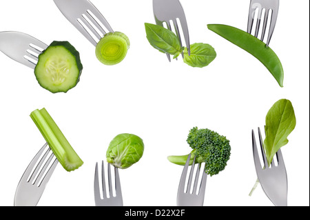 frisches grünes gesundes Gemüse auf Gabeln isoliert vor weißem Hintergrund bildet eine Grenze mit Textfreiraum Stockfoto