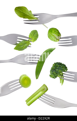 Vielzahl von frischen grünen gesundes Gemüse auf Gabeln auf dem weißen Hintergrund isoliert Stockfoto