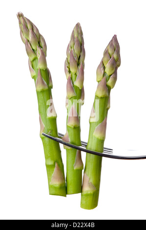Frischer Spargel auf einer Gabel isoliert auf weißem Hintergrund Stockfoto