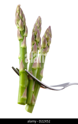 Frischer Spargel an Gabel isoliert auf weißem Hintergrund Stockfoto
