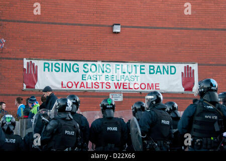 Belfast, UK. 01.12.13. Riot Polizei Stand vor der ein Banner mit der Rote Hand von Ulster und eine Begrüßungsnachricht an Loyalisten als Ausschreitungen bricht in Belfast Borough von Castlereagh...  © Pete Maclaine / Alamy Live News Stockfoto