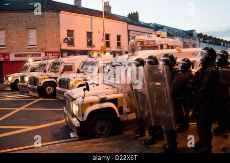 Belfast, UK. 01.12.13.  Bereitschaftspolizei vor einer Ladung als Ausschreitungen in Belfast Borough von Castlereagh bricht...  © Pete Maclaine / Alamy Live News Stockfoto