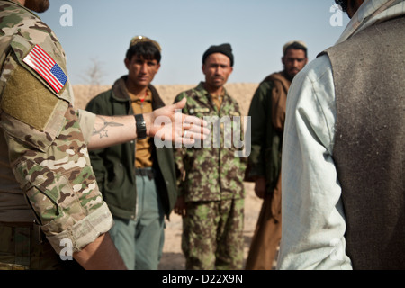 Eine Kraft Mitglied Koalitionsverhandlungen zu afghanischen nationalen Sicherheitskräfte während der Zähler improvisierte Sprengkörper Training in der Provinz Farah, Afghanistan, Jan. 10, 2013. Afghanischen nationalen Sicherheitskräfte nehmen das Blei in Sicherheits-Operationen mit Kohle Stockfoto