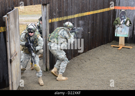 US-Armeesoldaten, Bravo Company, 1. Bataillon, 4. Infanterie-Regiment, Praxis Löschen eines Gebäudes auf dem Truppenübungsplatz Grafenwöhr, 10. Januar 2013 zugewiesen. Die Soldaten der Infanterie 1-4 sind professionelle Gegenkraft US Army Europe für die Ausbildung Stockfoto