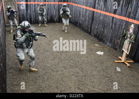 US-Armeesoldaten, Bravo Company, 1. Bataillon, 4. Infanterie-Regiment, Praxis Löschen eines Gebäudes auf dem Truppenübungsplatz Grafenwöhr, 10. Januar 2013 zugewiesen. Die Soldaten der Infanterie 1-4 sind professionelle Gegenkraft US Army Europe für die Ausbildung Stockfoto