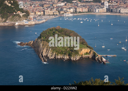 Santa Clara Insel in der Bucht von La Concha - Gipuzkoa, Baskisches Land, Spanien Stockfoto