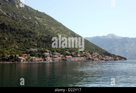 Wunderschöne Landschaft von Perast - historische Stadt am Ufer der Bucht von Kotor, Montenegro, Europa. Stockfoto