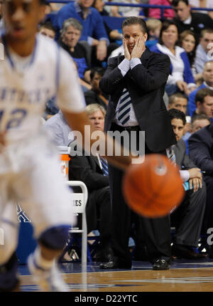 12. Januar 2013 - Lexington, KY, USA - Kentucky Wildcats Cheftrainer John Calipari war unglücklich mit der ersten Halbzeit zu spielen, wie Kentucky in Lexington, Kentucky Texas A & M auf Samstag, 12. Januar 2013 gespielt Foto: Mark Cornelison | Personal (Kredit-Bild: © Lexington Herald-Leader/ZUMAPRESS.com) Stockfoto