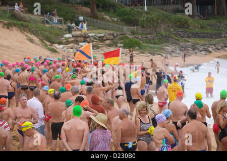 Sydney, Australien. 13. Januar 2013. Das Avalon Beach 1,5km Ocean Swim Race, Teil der pittwater Ocean Swim Reihe von Veranstaltungen, Avalon Beach, Sydney. Schwimmerrennen Männer und Frauen versammeln sich vor Beginn des Schwimmerrennen am Avalon Beach. Stockfoto