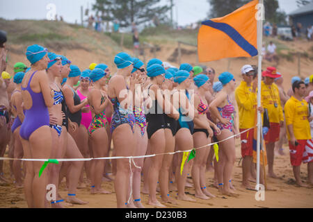 Womens Ocean Swim Race, Sydney, Australien. 13. Januar 2013. Das Avalon Beach 1,5km Ocean Swim Race, Teil der pittwater Ocean Swim Reihe von Veranstaltungen, Avalon Beach, Sydney, NSW, Australien weibliche Wettbewerber an der Startlinie am Strand warten auf den Start ihres Ocean Swim Race Stockfoto