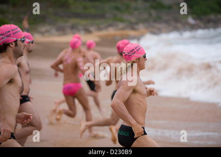 Sydney, Australien. 13. Januar 2013. Das Avalon Beach 1,5km Ocean Swim Race, Teil der pittwater Ocean Swim Reihe von Veranstaltungen, Avalon Beach, Sydney, NSW, Australien Männer Race beginnt und die Wettkämpfe laufen auf den Ozean zu Stockfoto