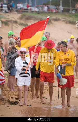 Sydney, Australien. 13. Januar 2013. Das Avalon Beach 1,5km Ocean Swim Race, Teil der pittwater Ocean Swim Reihe von Veranstaltungen, Avalon Beach, Sydney, Australien. Die örtliche Parlamentsabgeordnete, Frau Bronwyn Bishop, hält die Startflagge, bevor das Schwimmrennen beginnt Stockfoto