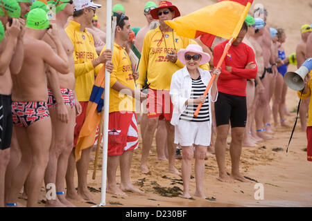 Sydney, Australien. 13. Januar 2013. Das Avalon Beach 1,5 km Meer Schwimmen Rennen, Teil der Pittwater Ozean schwimmen Serie von Ereignissen, Avalon Beach, Sydney. Eidgenössischen Parlamentarier und Lautsprecher Ms Bronwyn Bischof bereitet sich auf das jährliche Rennen zu starten. Stockfoto