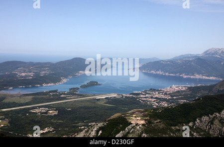 Panorama zum UNESCO-Weltkulturerbe Bucht von Kotor mit hohen Bergen stürzt ins Adriatische Meer und Stadt Tivat, Montenegro Stockfoto