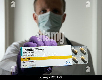 Berlin, Deutschland, ein Arzt mit Maske hält eine Packung des Medikaments Tamiflu Stockfoto