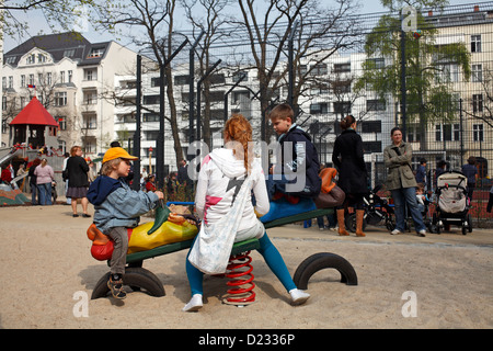 Berlin, Deutschland, spielen Kinder auf dem Spielplatz Zwergenland Stockfoto