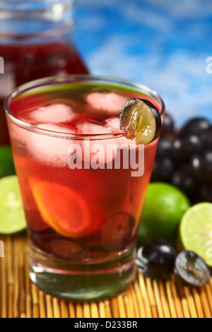 Erfrischende hausgemachte rote Traube Limonade der roten Traube und Limettensaft gekühlt mit Eiswürfeln gemacht Stockfoto
