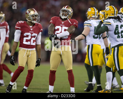 12. Januar 2013 - Spiel San Francisco, CA, USA - San Francisco 49ers Cornerback Tarell Brown (25) feiert mit Teamkollege Cornerback Carlos Rogers (22), nachdem er eine Interception in der ersten Hälfte des Samstagabend NFC Divisional Playoff hob zwischen den Green Bay Packers und den San Francisco 49ers am 12. Januar 2013 im Candlestick Park in San Francisco, Kalifornien. (Kredit-Bild: © Hector Amezcua/Sacramento Bee/ZUMAPRESS.com) Stockfoto
