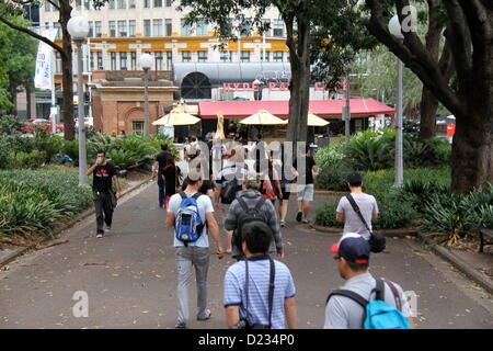 Sydney, Australien. 13. Januar 2013. Die jährliche platziere heute keine Hose nahm u-Bahnfahrt in Sydney. Teilnehmer Fuß vom Hyde Park zum Hauptbahnhof, wo das Ereignis begonnen hat. Die Teilnehmer stiegen in den Zug am Hauptbahnhof auf Plattform 16 um 12:43 und erwischt den Zug nach North Sydney vor dem Aussteigen und Reisen zurück zum Hauptbahnhof. Stockfoto