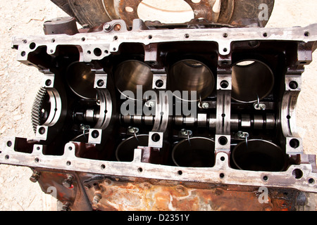 Zimmer der Kurbelwelle des Motors wurden Spalten auseinander am Boden Hintergrund Stockfoto