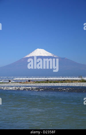 Blick auf Mt. Fuji und Tokaido Shinkansen, Shizuoka, Japan Stockfoto