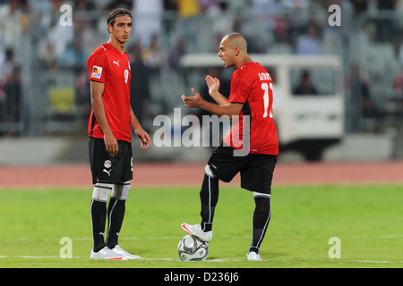 ALEXANDRIA, ÄGYPTEN - 24. SEPTEMBER: Mohamed Talaat (L) und Afroto (R) aus Ägypten bereiten sich auf den Start der zweiten Hälfte des Eröffnungsspiels der FIFA U-20-Weltmeisterschaft gegen Trinidad und Tobago im Borg El Arab Stadium am 24. September 2009 in Alexandria, Ägypten vor. Nur redaktionelle Verwendung. Kommerzielle Nutzung verboten. (Foto: Jonathan Paul Larsen / Diadem Images) Stockfoto