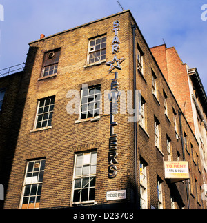 Stern Juwelier melden Sie auf der Seite ein Backsteingebäude an der Ecke von Hatton Garden und St. Cross Street London EC1 England UK Stockfoto