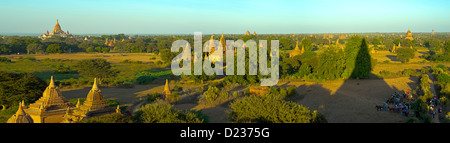 Pagoden füllen die Landschaft in Bagan, Myanmar, Burma Stockfoto