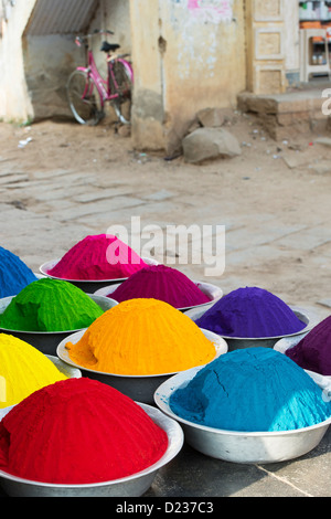 Indische Farbpulver in Metall Schalen verwendet für die Herstellung von Rangoli Designs auf Festivals. Andhra Pradesh, Indien Stockfoto