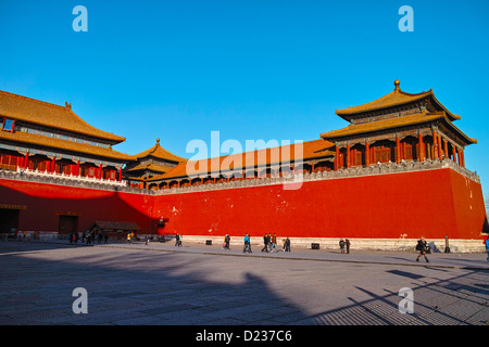 Besucher gehen von Meridian Gate der verbotenen Stadt, Peking Stockfoto