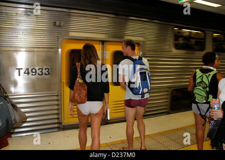 Sydney, Australien. 13. Januar 2013. Die 2013 Welt "Keine Pants Subway Ride" in Sydney. Foto auf der Plattform am Bahnhof North Sydney. Stockfoto